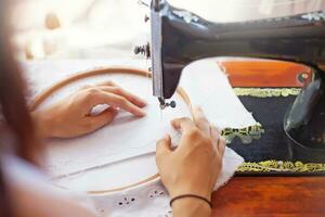 mujer en el de coser máquina foto