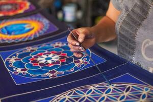 un mujer es trabajando en un pedazo de Arte foto