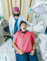dentista ejecutando intraoral radiografía evaluación en un paciente, un dentista ejecutando dental rayos X en el oficina. foto