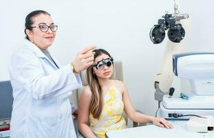 optometrista ayudando paciente con optometrista juicio marco. paciente con optometrista en un visión prueba con juicio marco foto