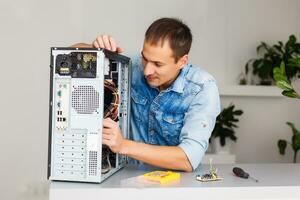 computadora ingeniero trabajando en roto consola en su oficina foto