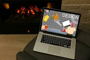 lugar de trabajo con ordenador portátil en mesa a hogar web diseñador o artista. concepto de un Lanza libre y creativo trabajo en línea foto