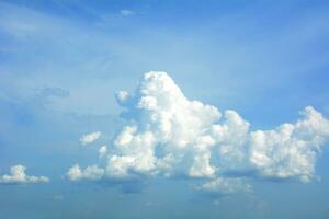 Fondo de cielo azul con nubes. foto