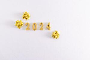 2024 contento nuevo año. realista dorado metal número oro metálico firmar . celebrar fiesta 2024. Navidad póster, bandera, cubrir tarjeta, diseño diseño. foto