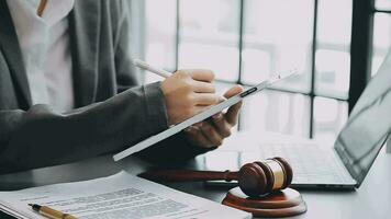 rättvisa och lag koncept.manlig domare i en rättssal med klubban, arbetar med, dator och dockningstangentbord, glasögon, på bordet i morgonljus video