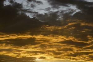 cielo puesta de sol antecedentes concepto. horizonte parte superior ver noche puesta de sol cielo y el Mañana amanecer en el ciudad vistoso con Copiar espacio foto