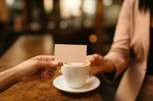 mujer participación negocio tarjeta y taza de café en cafetería, de cerca ai generado foto