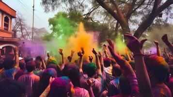 personas celebrando el holi festival de colores foto