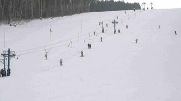 belokurikha, ruso federación febrero 22, 2017 - snowboarder abajo el colina, lento movimiento video