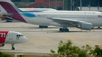 Phuket, Thailand Dezember 04, 2016 - - Luftasien Airbus 320 9m ajx rollen Vor Abfahrt Phuket Flughafen. video