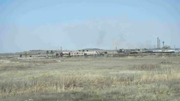 ver desde autopista astana karaganda, en el afueras de temirtau ciudad, industrial paisaje video