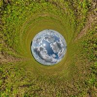 azul agujero esfera pequeño planeta dentro verde césped redondo marco antecedentes. foto