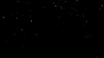 färgrik konfetti exploderar på en svart bakgrund video