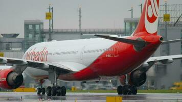 dusseldorf, alemania 24 de julio de 2017 - air berlin airbus 330 d abxe rodando después de aterrizar bajo la lluvia. aeropuerto de dusseldorf, alemania video