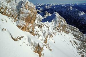 nieve montaña puntos de vista y esquiar ocupaciones en zugspitze cima. foto