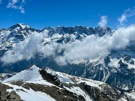 Suiza, el hermosa Nevado picos de el Alpes desde titulos montaña vista. foto