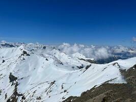 Suiza, el hermosa Nevado picos de el Alpes desde titulos montaña vista. foto