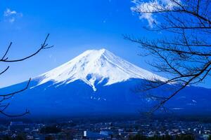 montaña fuji de nieve en parte superior en Japón con azul cielo y nubes ver antecedentes foto