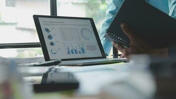 finansiella affärsteam närvarande. affärsman händerna håller dokument med finansiell statistik stockfoto, diskussion och analysrapportdata diagram och grafer. finansiera finansiellt koncept video