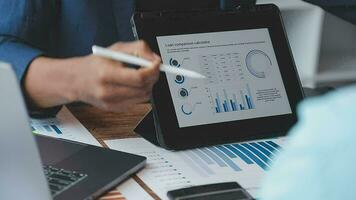 finansiella affärsteam närvarande. affärsman händerna håller dokument med finansiell statistik stockfoto, diskussion och analysrapportdata diagram och grafer. finansiera finansiellt koncept video