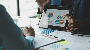 finansiella affärsteam närvarande. affärsman händerna håller dokument med finansiell statistik stockfoto, diskussion och analysrapportdata diagram och grafer. finansiera finansiellt koncept video