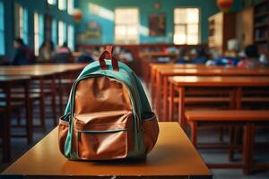 colegio mochila en mesa en salón de clases ai generado foto