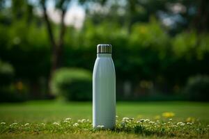 blanco el plastico botella en verde césped en soleado día. Bosquejo para diseño ai generado foto