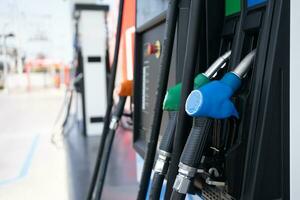 gas bomba boquilla en gasolina estación. combustible dispensador máquina. foto