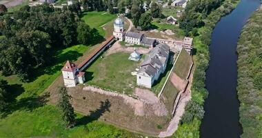 antenne visie en circulaire vlucht Aan met uitzicht restauratie van de historisch kasteel of paleis in de buurt rivier- video