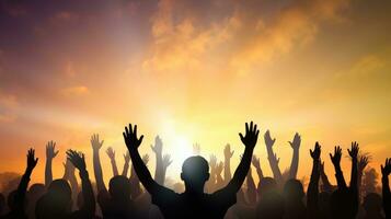 silueta de un grupo de personas levantamiento su manos en el aire, humano derechos día foto