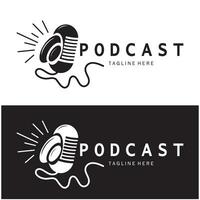 podcast logo con micrófono y auricular audio, radio ondas. para estudio, hablar espectáculo, charlar, información intercambio, entrevista, multimedia y web. vector