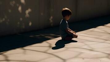 chico y su sombra. solitario pequeño niño jugando con su sombra afuera. imaginario amigo. el concepto de autismo y soledad foto