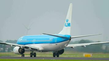 Amsterdam, de Nederland juli 25, 2017 - klm boeing 737 ph bxs versnellen voordat vertrek Bij landingsbaan 36l polderbaan. schiphol luchthaven, Amsterdam, Holland video