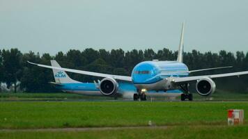 Amsterdam, de Nederland juli 25, 2017 - klm Nederlands Koninklijk vlucht dreamliner boeing 787 ph bhi versnellen en nemen uit Bij polderbaan 36l, schiphol luchthaven, Amsterdam, Holland video