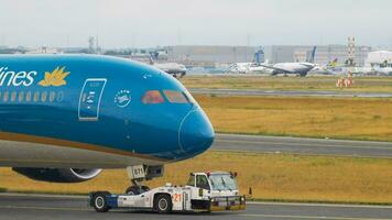 Frankfurt bin hauptsächlich, Deutschland Juli 17, 2017 - - Vietnam Fluggesellschaften boeing 787 Traumliner vn a871 Abschleppen durch Traktor von Service. Fraport, Frankfurt, Deutschland video