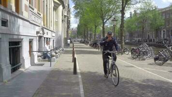 amsterdam, das Niederlande Juli 28, 2017 - - Touristen gehen auf ein Kopfsteinpflaster Stein Pflaster im das historisch Teil von amsterdam, das Niederlande video