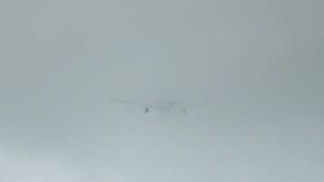 Flugzeug steigen nach nehmen aus und versteckt im niedrig Wolken video