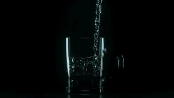 gieten de water in de glas, 3d weergave. video