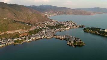 villaggio e lago nel Shuanglang, Yunnan, Cina. video