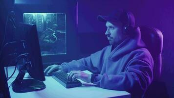 gamer vince, giovane uomo a il computer nel un' berretto video