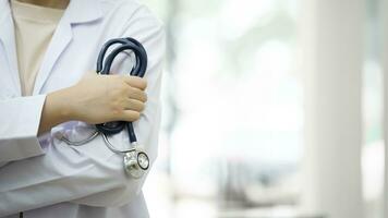 Copiar espacio. medicina médico participación estetoscopio en mano vistiendo médico vestido de pie. foto