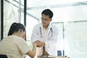 tipo médico ofrecimiento un amoroso gesto a un enfermo persona durante un salud crisis. foto