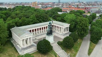 terminado el Baviera estatua en Munich video