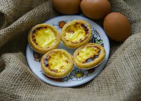 hecho en casa pequeño huevo tartas en un redondo lámina, postre Portugal foto