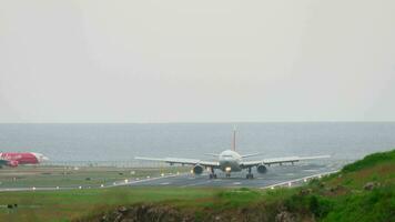 phuket, Thailand november 26, 2017 - noordenwind luchtvaartmaatschappijen luchtbus a330 vp doorv remmen na landen en luchtazië luchtbus a320 taxiën Bij phuket Internationale luchthaven video