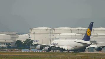 Francfort un m principal, Allemagne juillet 20, 2017 - lufthansa Airbus 380 accélérer avant prendre de à piste 25c. Fraport, Francfort, Allemagne video