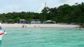 koh Racha Ja, Thailand November 20, 2017 - - Touristen auf das Strand von koh Racha yai Insel video