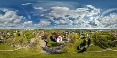 lleno hdri 360 panorama aéreo ver en rojo ladrillo neo gótico o barroco católico Iglesia en campo o pueblo en equirrectangular proyección con cenit y nadir. vr Arkansas contenido foto