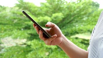 hembra utilizando en manos móvil teléfono de cerca, en línea Wifi Internet, mujer mensajes de texto texto mensaje foto