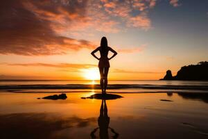 playa amanecer con yoga práctica foto